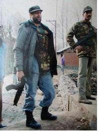 बंदूक  लहराते नजर आये विधायक, तस्वीर पर विवाद