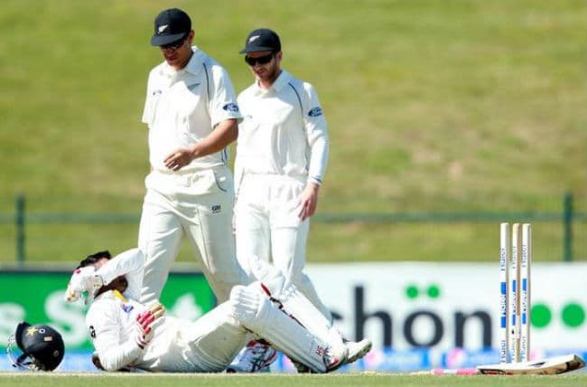 मैच के दौरान पाक क्रिकेटर शहजाद के सिर पर लगी चोट, फ्रेक्‍चर की आशंका