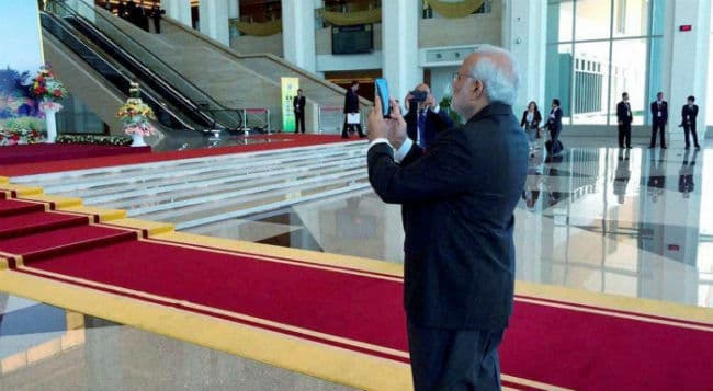 आसियान सम्मेलन : कूटनीति के बीच फोटोग्राफी का शौक पूरा करते पीएम