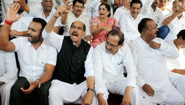 ''गो बैक गवर्नर'' के नारे से राज्यपाल का विरोध, कांग्रेस के पांच विधायक सस्पेंड