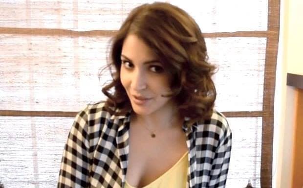 विराट से सगाई की खबरों से परेशान अनुष्‍का ने की सीधे फैंस से बात