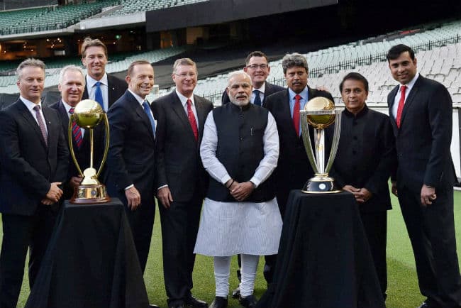 PM नरेंद्र मोदी ने दिग्‍गजों के साथ किया विश्व कप ट्रॉफी का अनावरण