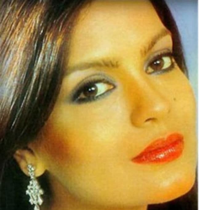 हाथ में चिलम लिये कहा था ''दम मारो दम, मिट जाये...''