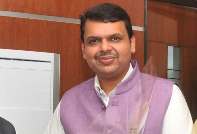 फडणवीस ने एक तीर से साधे कई निशाने, शिवसेना को कहा मित्र, केजरीवाल को भागने वाला