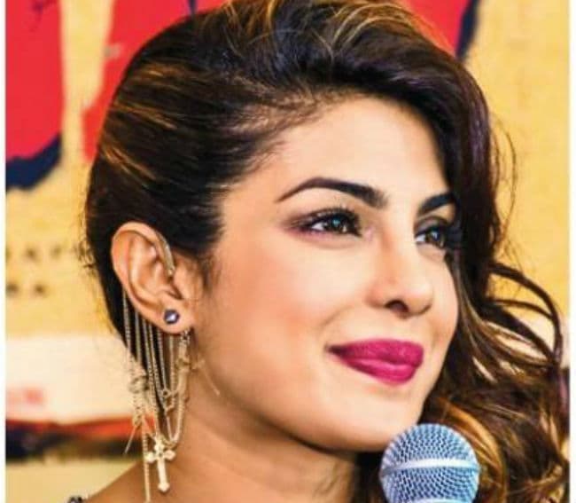 देशी गर्ल प्रियंका ने उठाया कूडा, प्रधानमंत्री मोदी ने की तारीफ