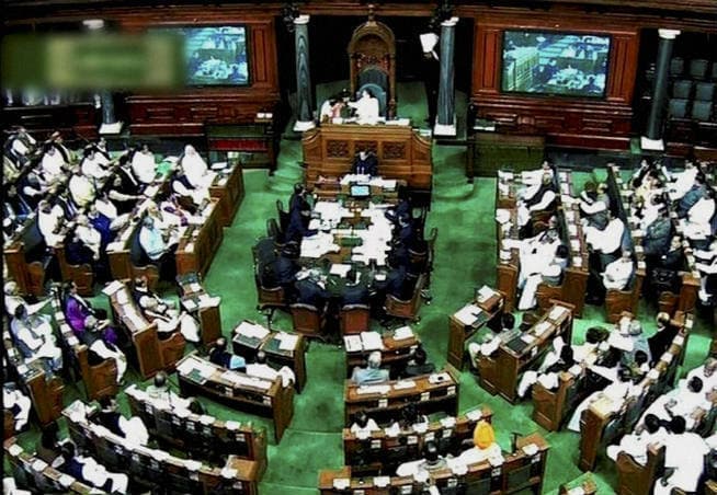 संसद शीतकालीन सत्र : काला छाता लेकर वेल तक पहुंचे टीएमसी सांसद, सरकार काले धन पर चर्चा को तैयार