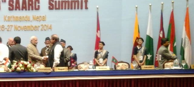 मोदी-शरीफ ने मिलाया हाथ, पॉवर ग्रिड के लिए सार्क देशों में हुआ समझौता