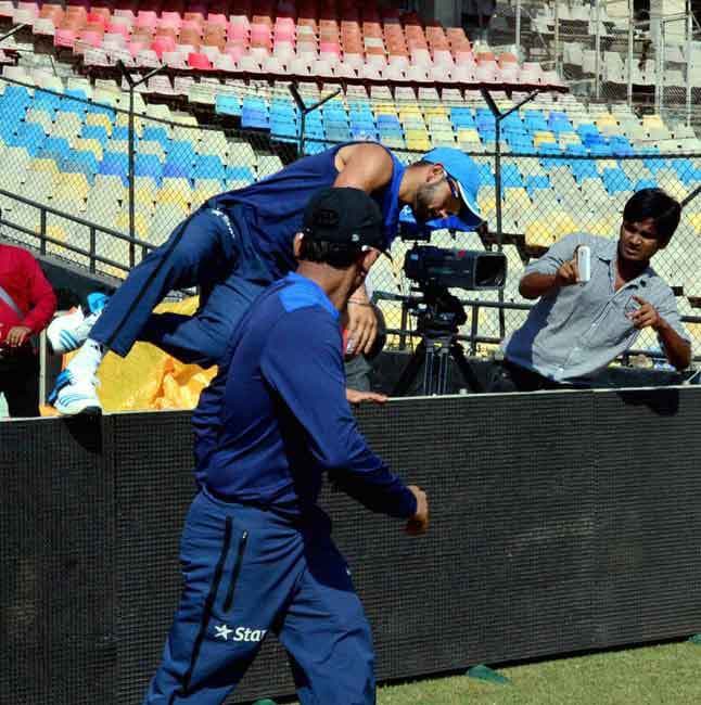 काली पट्टी बांधकर टीम इंडिया ने किया नेट प्रैक्टिस