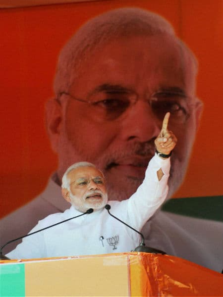 पीएम नरेंद्र मोदी ने मेघालय की पहली ट्रेन को दिखायी हरी झंडी