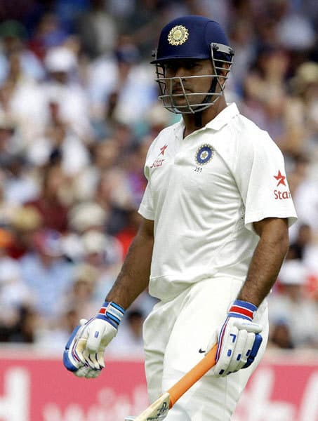 कप्तान धौनी ने ह्यूज को दी श्रद्धांजलि