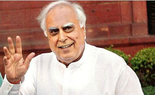 कपिल सिब्बल को जेटली का नाम लेने पड़ा भारी, कोर्ट ने लगायी कड़ी फटकार