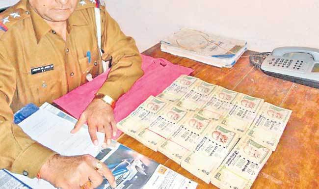 भाजपा प्रत्याशी के भाई की कार से मिले पांच लाख रुपये