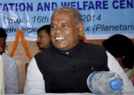 मोदी को मांझी की चुनौती, झाडू छोड़ो, दलित संग भोजन करो