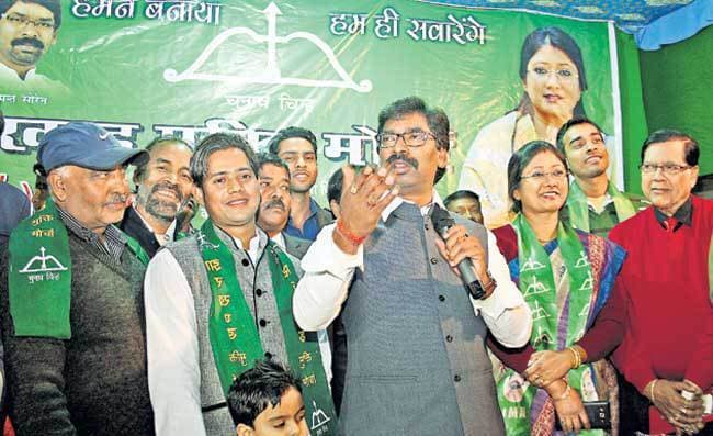 बिहार और यूपी से आकर बसे लोग आंख दिखा रहे हैं : हेमंत