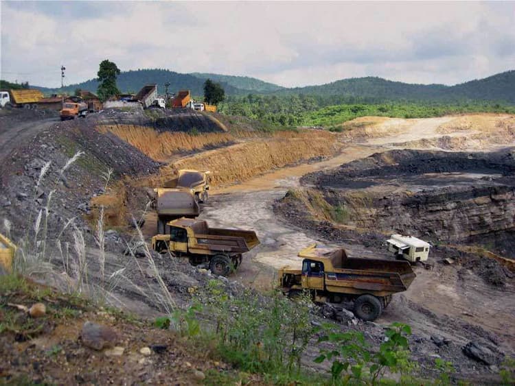 निजी कंपनियों को दिया जा रहा है कोयला, लोहा का ठेका