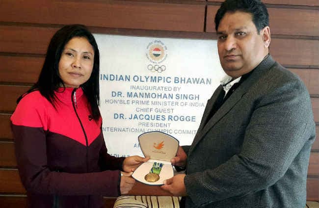 अंतत: सरिता देवी ने स्वीकारा पदक