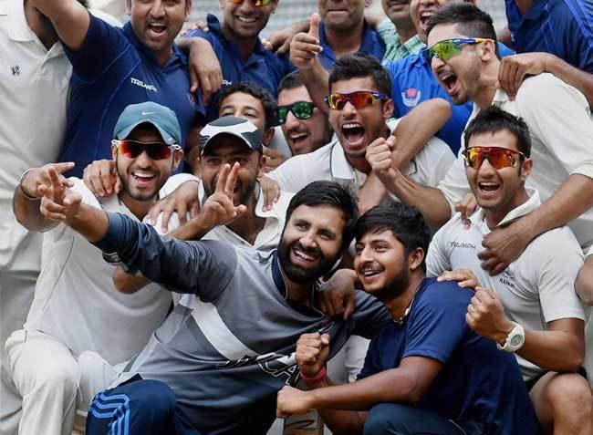 मुंबई को हराने वाली जम्मू कश्मीर टीम के सदस्यों से मिले तेंदुलकर