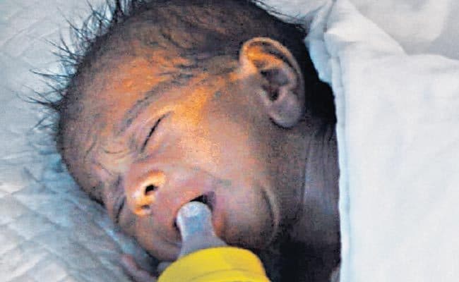 आर्थिक मजबूरी में बेटे को अस्पताल में छोड़ गये मां-बाप