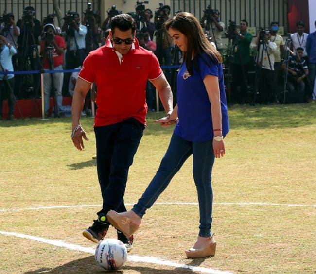 फोर्ब्‍स की लिस्‍ट में शाहरुख, अमिताभ को पीछे छोड़ सबसे अमीर सेलीब्रिटी बने सलमान