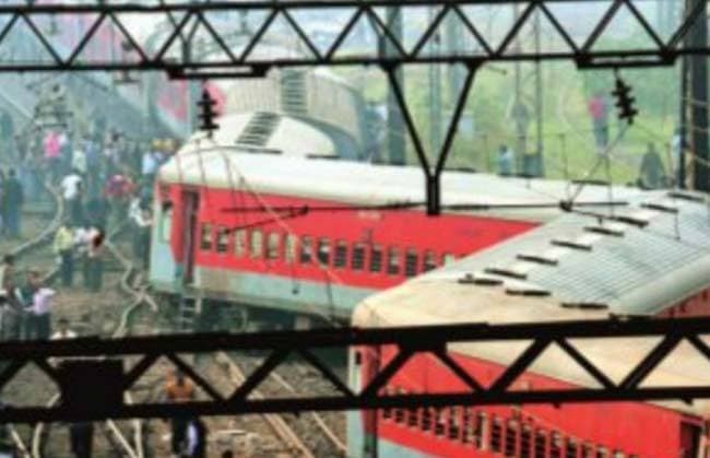 लिलुआ में पूर्वा के 12 डिब्बे पटरी से उतरे