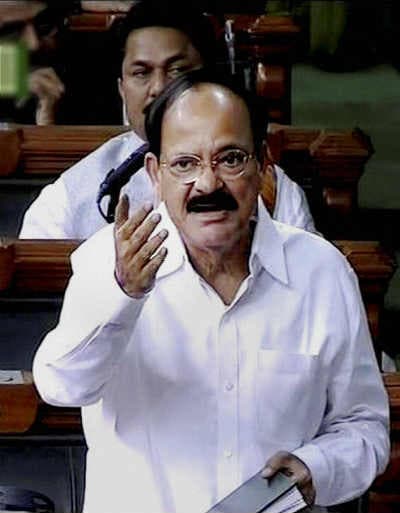 सारधा घोटाला मामले में मदन मित्रा की गिरफ्तारी का विरोध करते हुए तृणमूल के सांसदों ने किया लोकसभा से वाकआउट