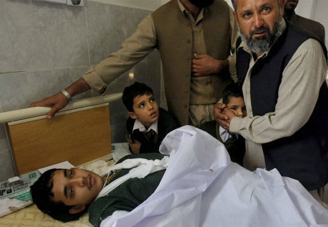 पेशावर हमला : भारत के स्कूलों में बच्चों ने रखा मौन, कहा - मासूमों का क्या दोष