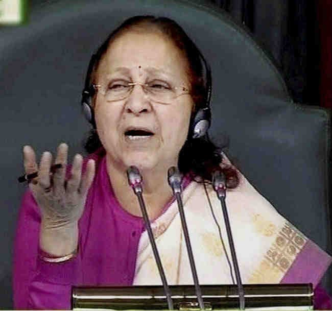 काली पट्टी लगाकर लोकसभा पहुंचे तृणमूल के सांसद, सदन से किया वाकआउट