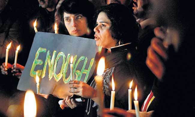 पेशावर हमला : पाक की हर गली गमगीन