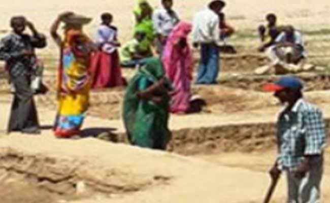 अर्थशास्त्री लॉर्ड मेघनाथ देसाई ने कहा, बंधुआ मजदूर की तरह हैं घर में काम करनेवाले