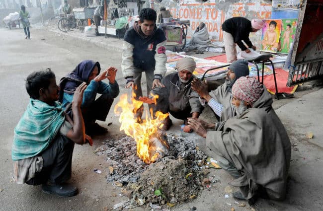 ठिठुरा उत्तर भारत, कोहरे की गिरफ्त में दिल्ली