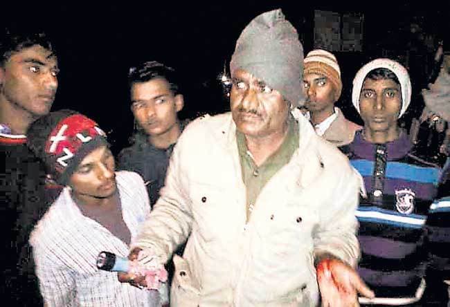 पुलिस पर हमला कर हथियार लूटे
