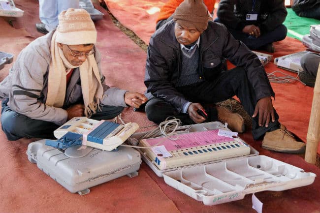 मोदी लहर का असर, झारखंड में भाजपा को बहुमत, जम्मू कश्मीर में त्रिशंकु विधानसभा