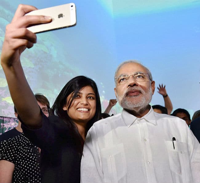 ऑटोग्राफ हुआ पुराना अब है सेल्फी का जमाना