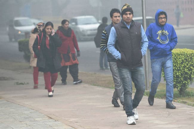 कोहरे की चादर में लिपटा शहर, ट्रेन सेवा प्रभावित