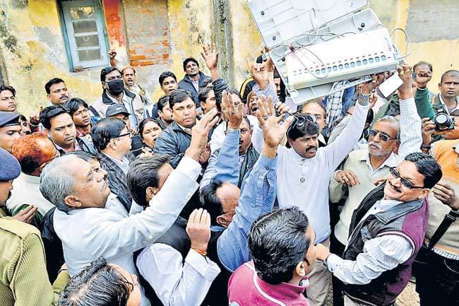 धनबाद में इवीएम बदले जाने को आशंका को लेकर हंगामा