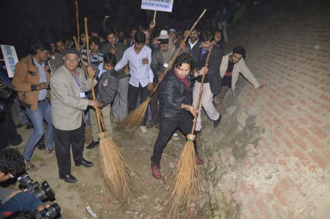 गायक कैलाश खेर बनारस में ''स्वच्छ भारत अभियान'' से जुड़े, प्रधानमंत्री मोदी ने की तारीफ