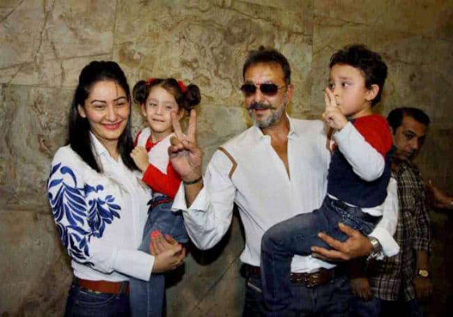 संजय दत्त ने पत्नी मान्यता और बच्चों के साथ देखी ''PK''