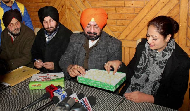 जम्मू कश्मीर : सरकार गठन पर चर्चा के लिये राज्यपाल ने PDP, BJP को बुलाया