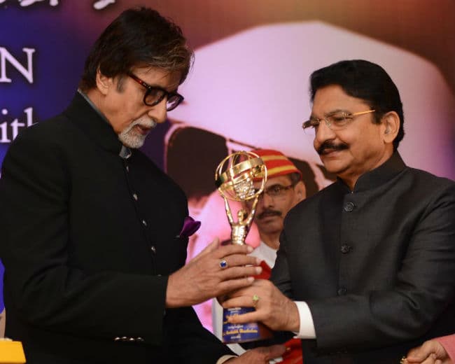 ''यश चोपडा मेमोरियल अवार्ड'' से सम्‍मानित हुए सुपरस्टार अमिताभ बच्‍चन