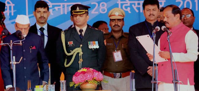 रघुवर बने झारखंड के ''दास'', चार अन्य मंत्रियों ने भी ली शपथ, मोदी ने ट्वीट कर दी बधाई