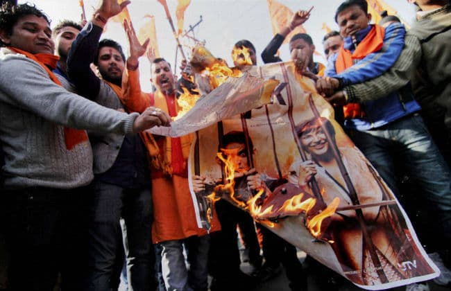 अहमदाबाद में ”पीके” फिल्म दिखा रहे दो सिनेमाघरों पर बजरंग दल का हमला