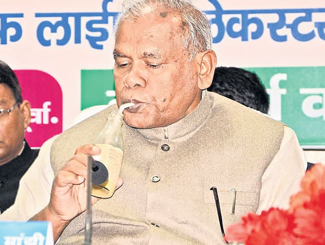 जो बैंक मदद नहीं करे उससे निकाल लें पैसा : मांझी