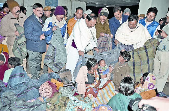 कड़कड़ाती ठंड में निकले CM रघुवर, रिम्स में रोगियों को व सड़क पर गरीबों को कंबल ओढ़ाया