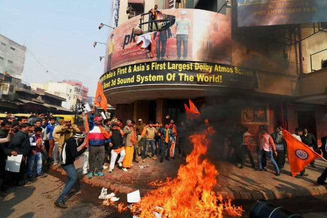 कहीं ''विरोध'' ही ''PK'' की बंपर कमाई का कारण तो नहीं....