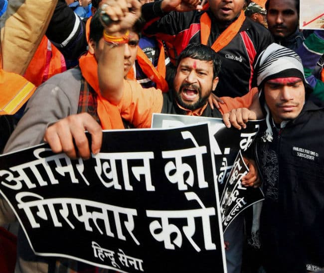 ''पीके''  के खिलाफ प्रदर्शन हुआ तेज, गुजरात के सिनेमाघरों में तोड़-फोड़