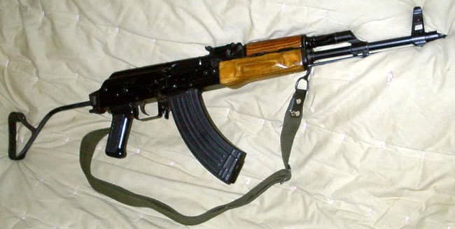 मजिस्ट्रेट ने एके 47 लेकर खिचवायी तस्वीर, ब्रिटेन ने पद से हटाया