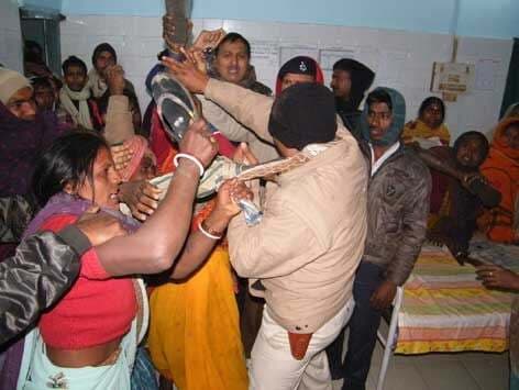 हाजत में बंदी की मौत पर फूटा गुस्सा, विधायक व थानेदार को पीटा