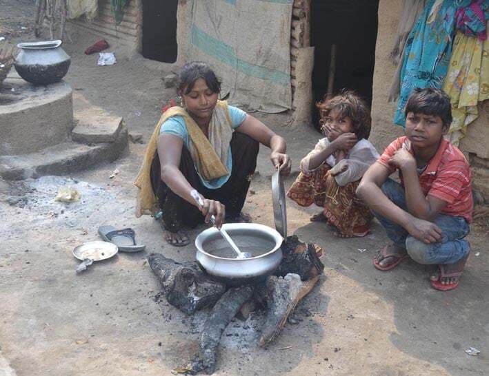 श्मशान की लकड़ी पर बनाते हैं खाना, फिर भी मनाते हैं गणतंत्र दिवस