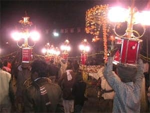 अलीगढ़ में दो बहनों की शादी में बारातियों पर फेंके गए अंडे, दूल्हे को भी नहीं बख्शा, जांच में जुटी पुलिस