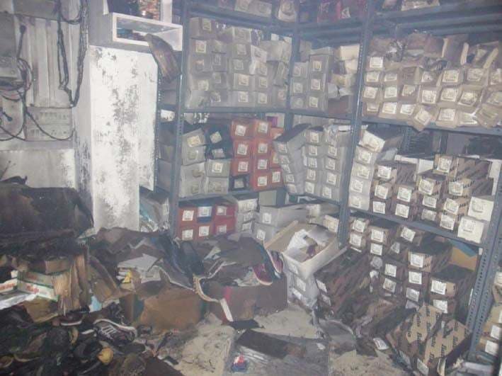 बिहारशरीफ में बाटा के शोरूम में लगी आग